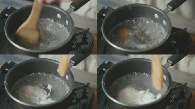 在小锅里煮鸡蛋