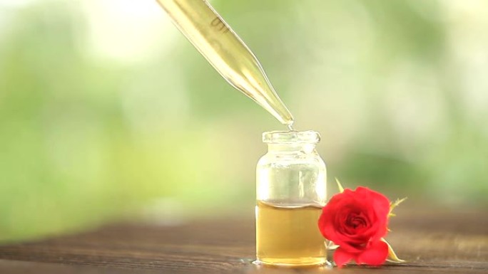美丽玻璃瓶桌上玫瑰的精华