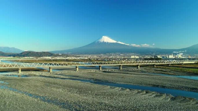 从天空出发的富士山和富士河