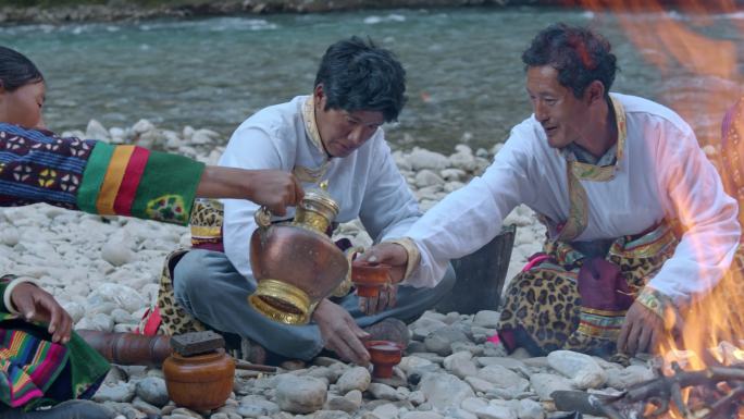 藏族妇女倒酥油茶