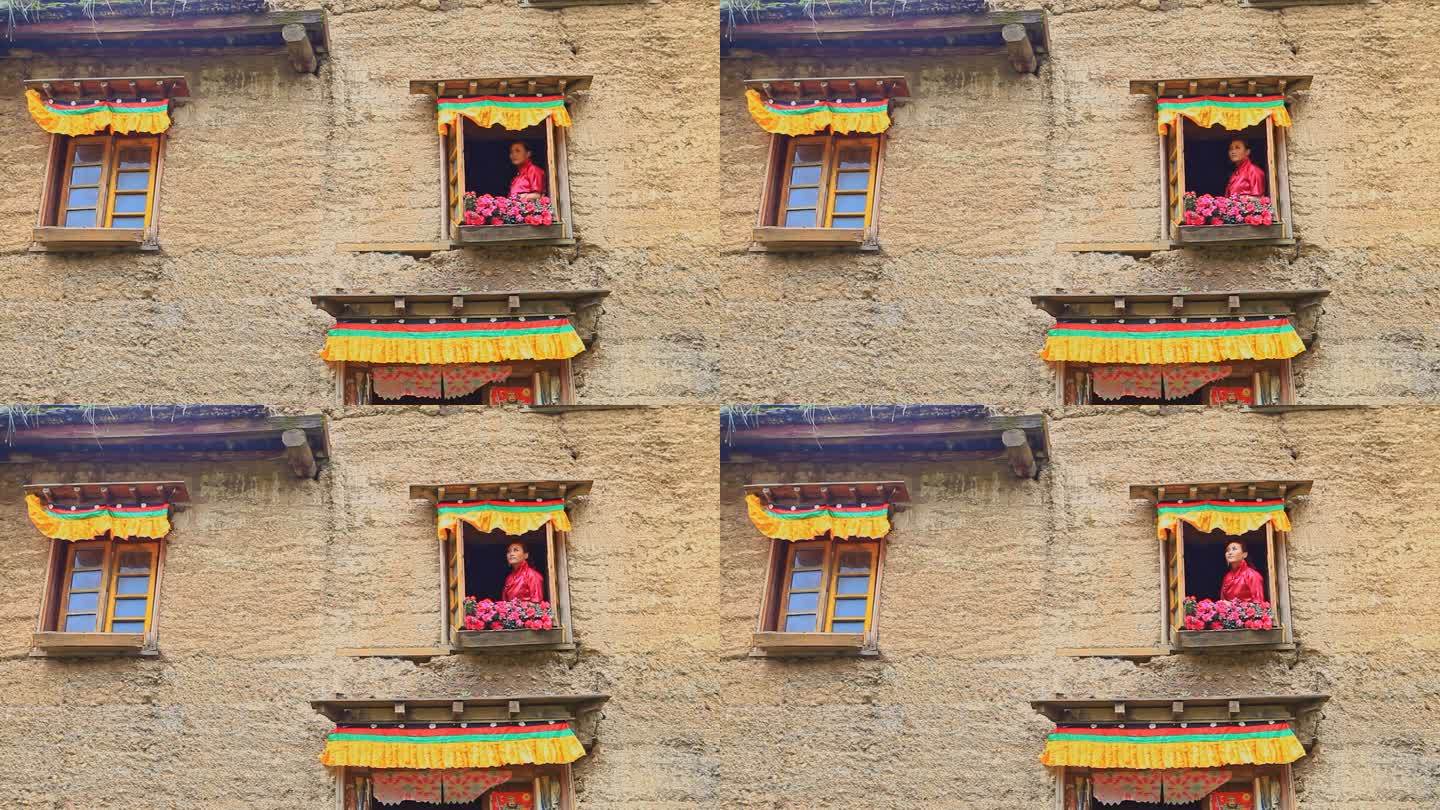 藏族女子在窗内远望
