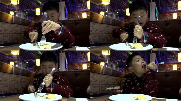 亚洲男孩在西餐厅吃饭