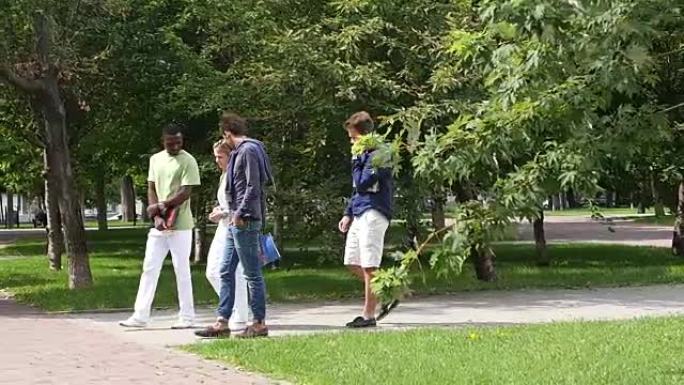 一群学生在户外学习，散步，看起来很开心。慢动作