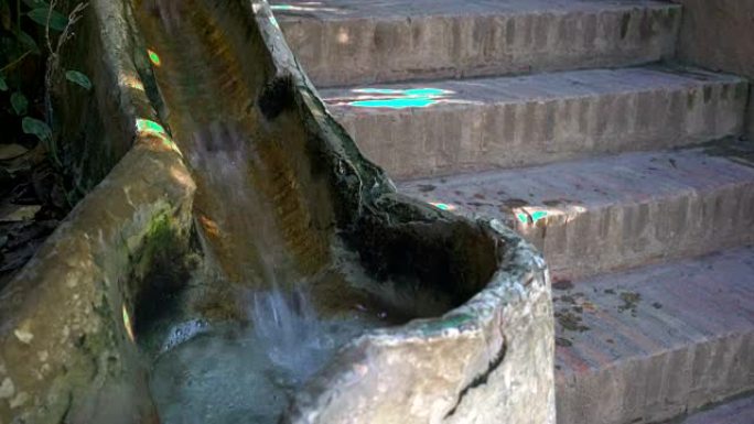 水沿着西班牙格拉纳达阿尔罕布拉宫著名的水楼梯流下。