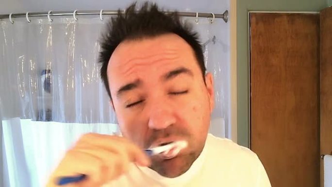 男人刷牙
