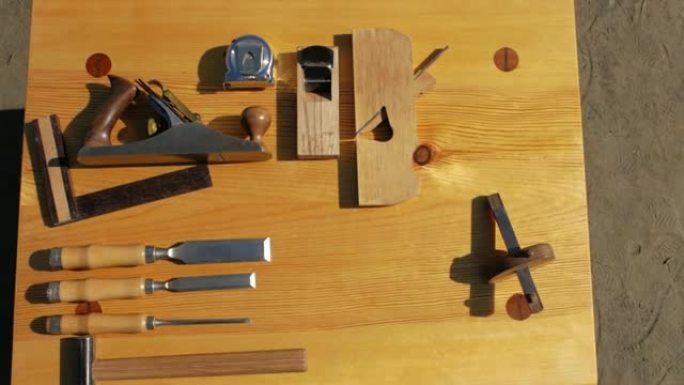自然界木桌上的木工工具。细木工套件