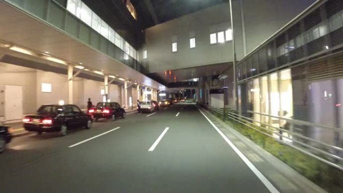 东京国际机场夜景的驾驶员视野。