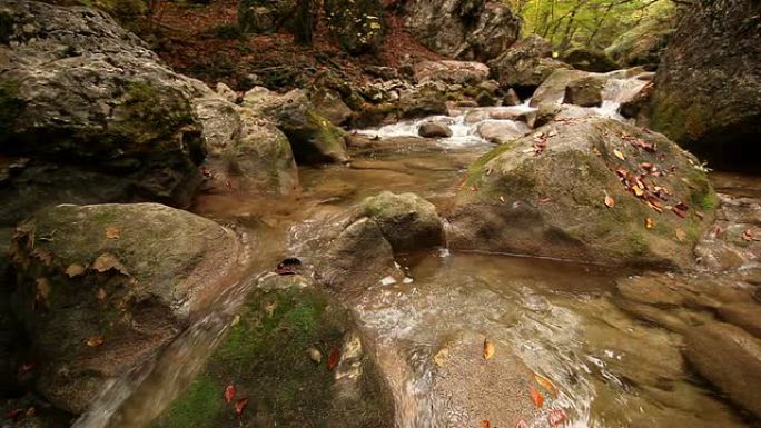峡谷中的河流水流急促。秋。