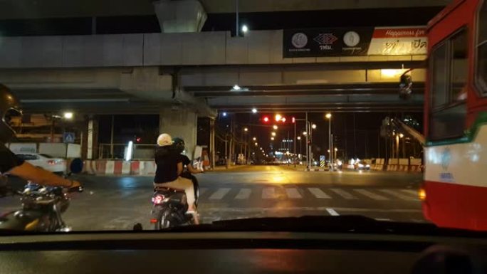 曼谷夜间驾驶。
