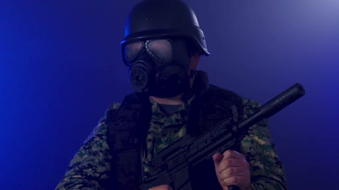 戴着防毒面具、手持突击步枪的士兵在浓烟中站岗