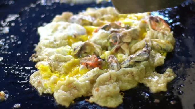 泰国街头美食: 泰国传统美食: 牡蛎煎蛋卷、加亚洲绿贻贝或牡蛎的炒面、加酸橙的鸡蛋、蔬菜。如何烹饪牡