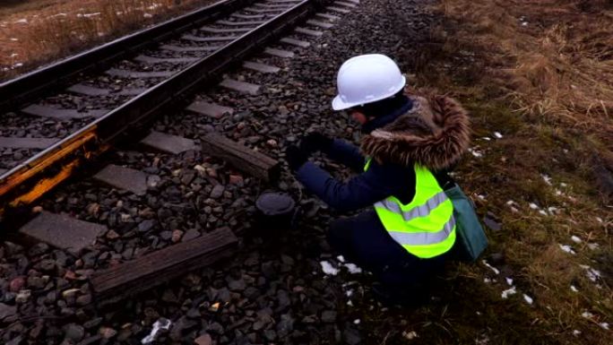 铁路女工程师拍摄铁路技术装置