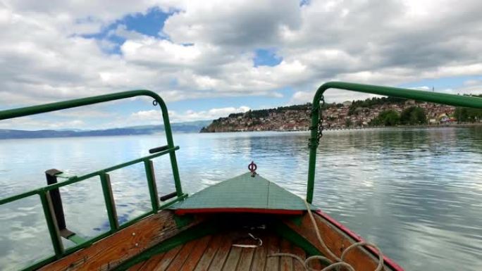 游览船pov，马其顿奥赫里德湖巡航的前视图，城镇建筑背景视图