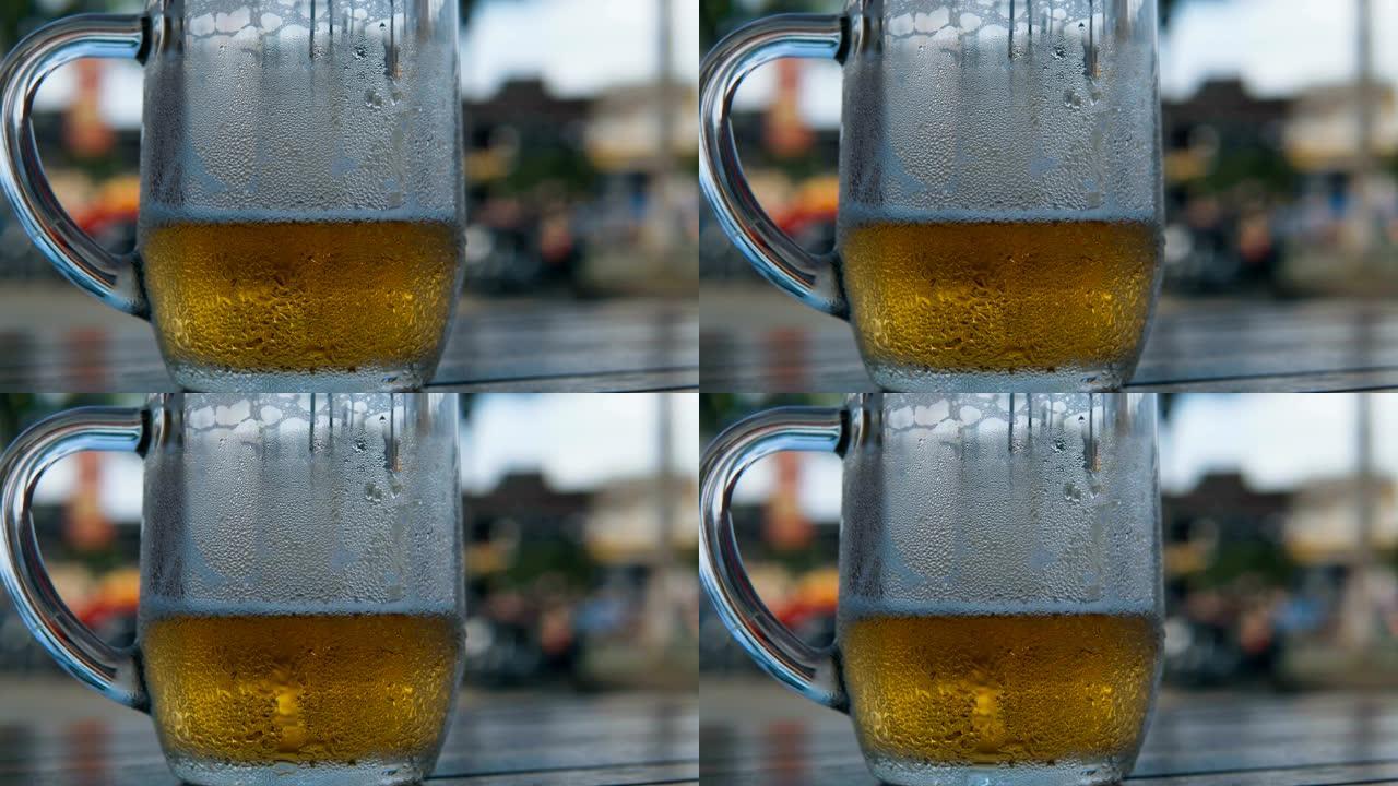 玻璃杯中的冷淡啤酒