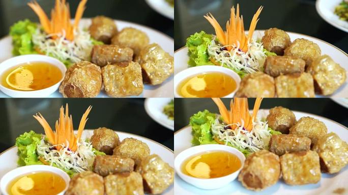 中国餐馆食物梅子酱蟹卷蛋糕