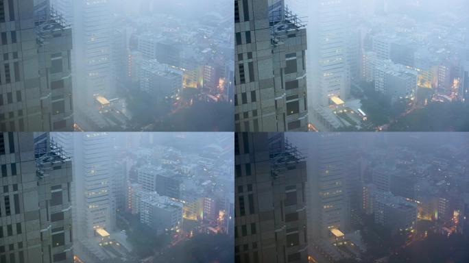 时间流逝-多云时从高高的摩天大楼俯视城市