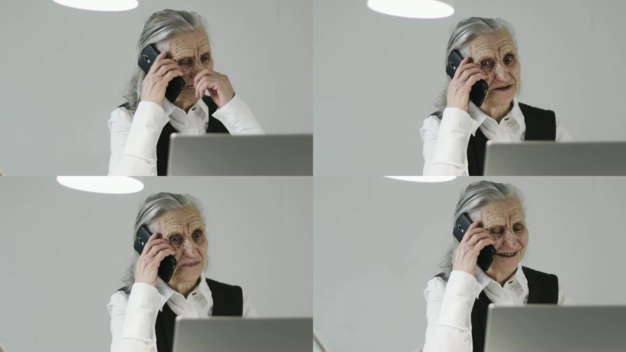 祖母在室内用手机讲话。