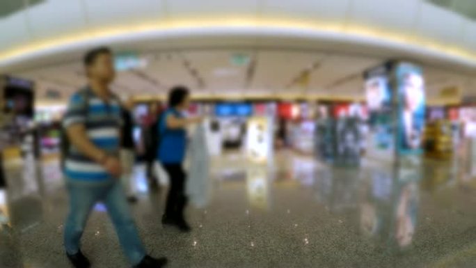 机场出发登机大厅的旅客人群，散焦