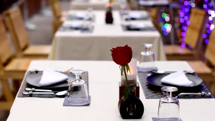 配花瓶红玫瑰的餐桌