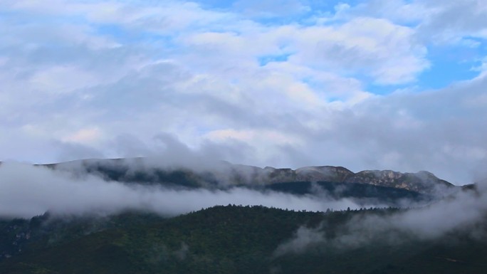 蓝天云海云层云雾在山顶飘动延时