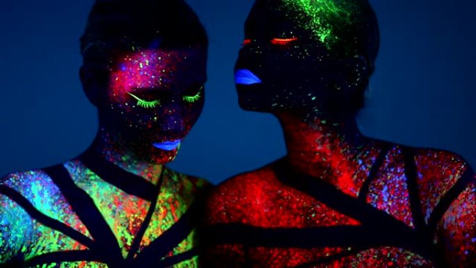 两名年轻女子涂着荧光色