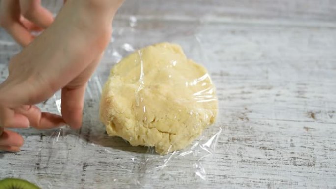 用透明薄膜包裹面团。制作短切酥皮。