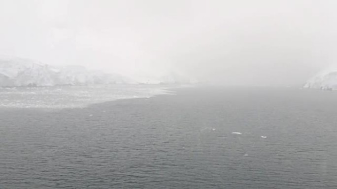 进入南极Peninslula的勒梅尔海峡的船只