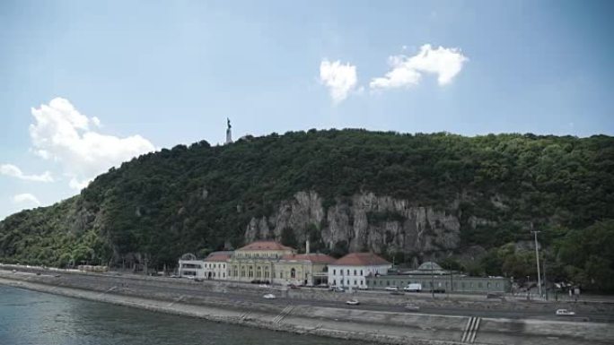 从山上到城市桥路全景