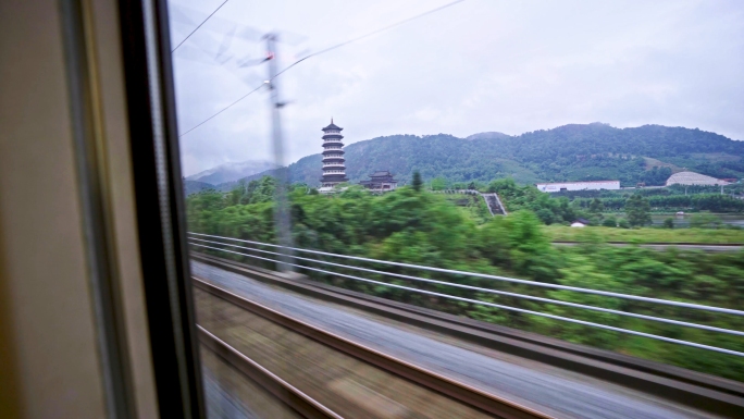 高铁动车窗外的铁路沿途风景