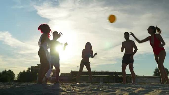 一群朋友在沙滩上享受时光，打排球