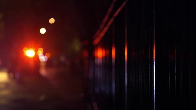 夜间救护车在雨中闪烁灯光，纽约哈林