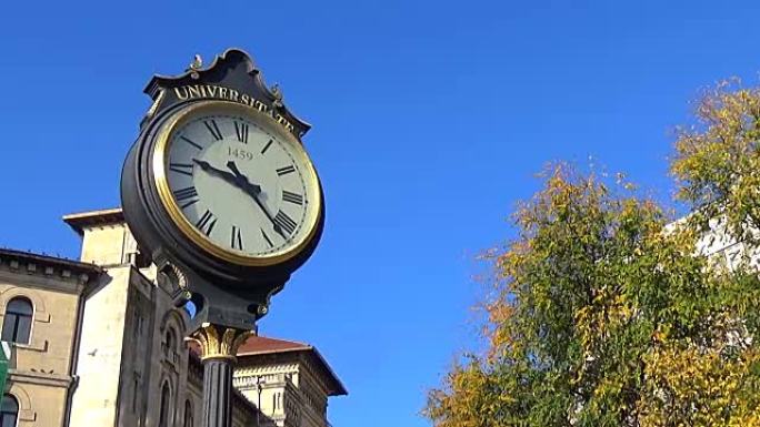 罗马尼亚布加勒斯特大学广场中间的老式大钟