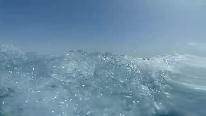 游艇后面溅起的水。