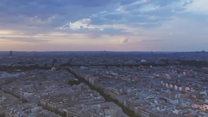 巴黎日落时埃菲尔铁塔的鸟瞰图