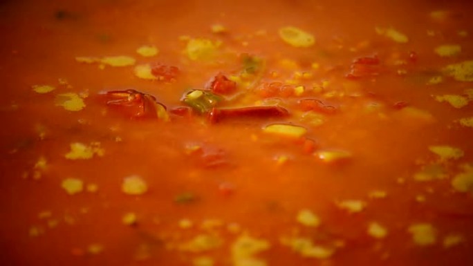 西班牙海鲜饭食物煮沸，番茄汤或酱汁煮沸，特写