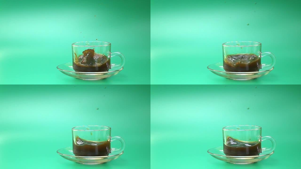 糖块以慢动作落在咖啡杯中，绿色的碎石