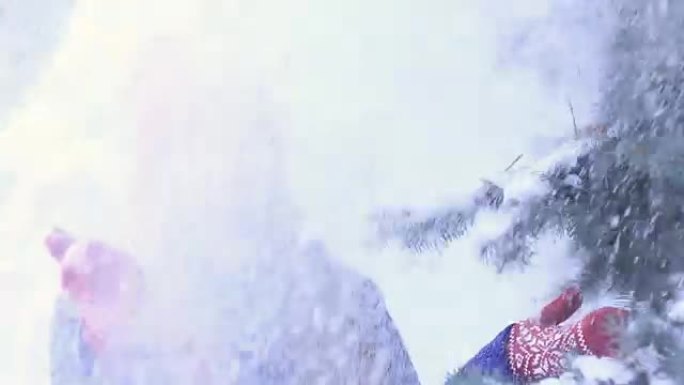 冬天森林里的幸福女人得到了阵雪