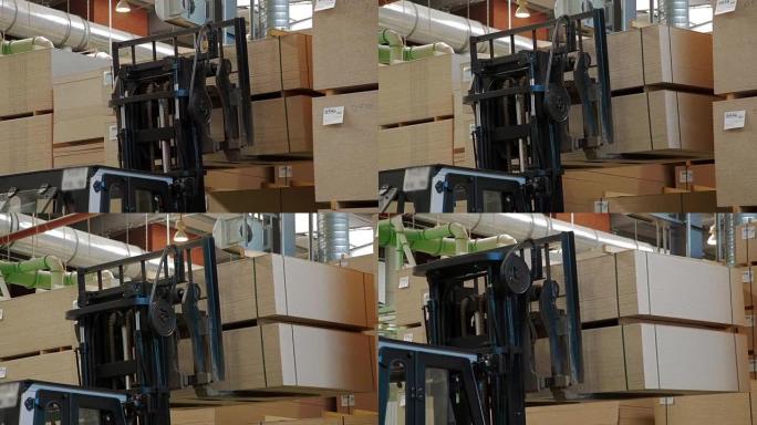 在木材厂仓库工作的装载机