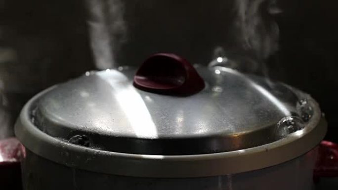 电饭锅锅盖开水。