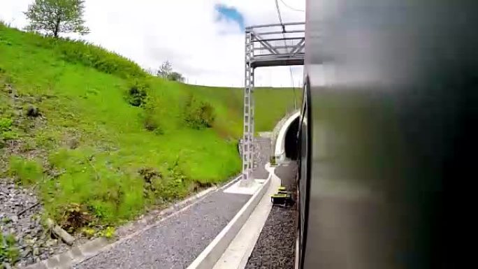 快速行驶的旅客列车进入隧道并退出隧道