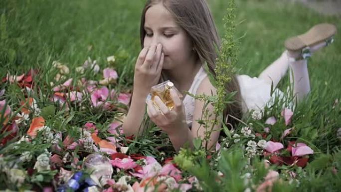 女孩躺在草地上，看着香水瓶。