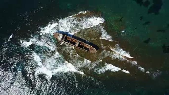 事故后的旧船。地中海。鸟类海景