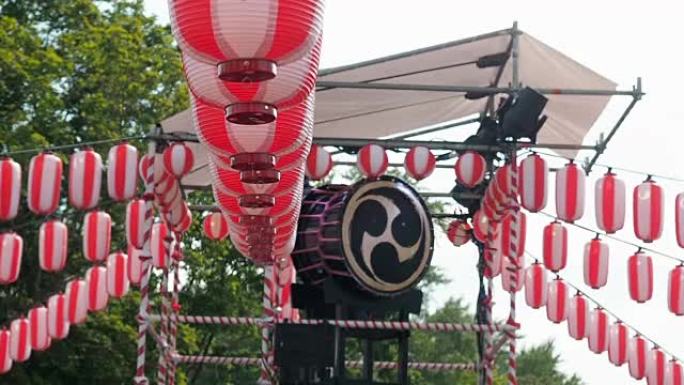 Yaguro舞台上的日本鼓太鼓。纸红白灯笼Chochin风景为假日Obon