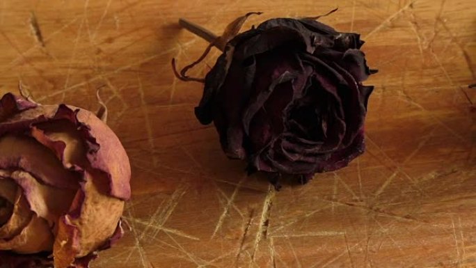 木桌上的玫瑰花干
