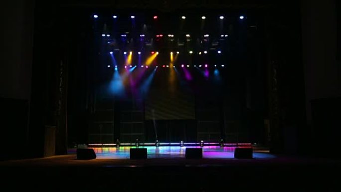 黑暗音乐会上舞台的照明。