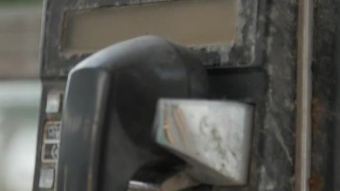 电话亭硬币中的旧黑色电话