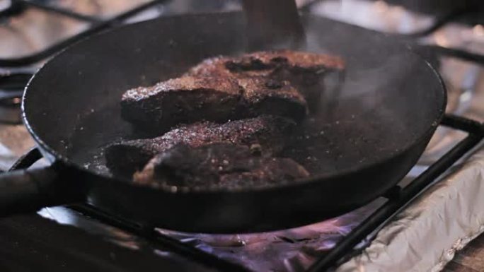 牛肉排在平底锅中油炸