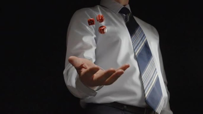 慢镜头:一名身穿浅色衬衫、打着领带的男子扔出几个玩方块