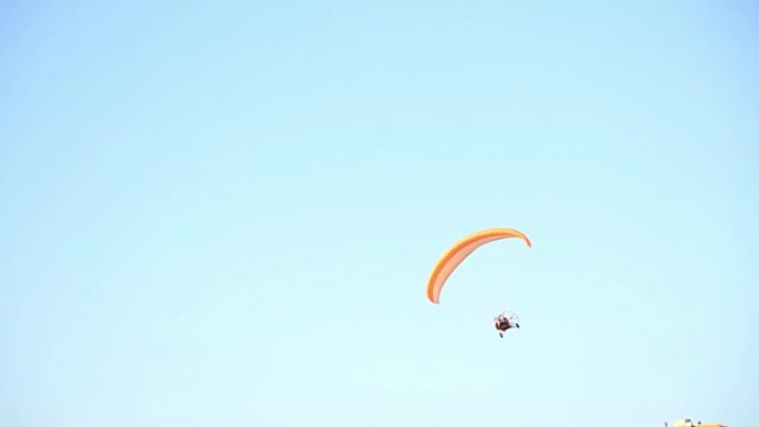 蓝天上的Para机动滑翔机