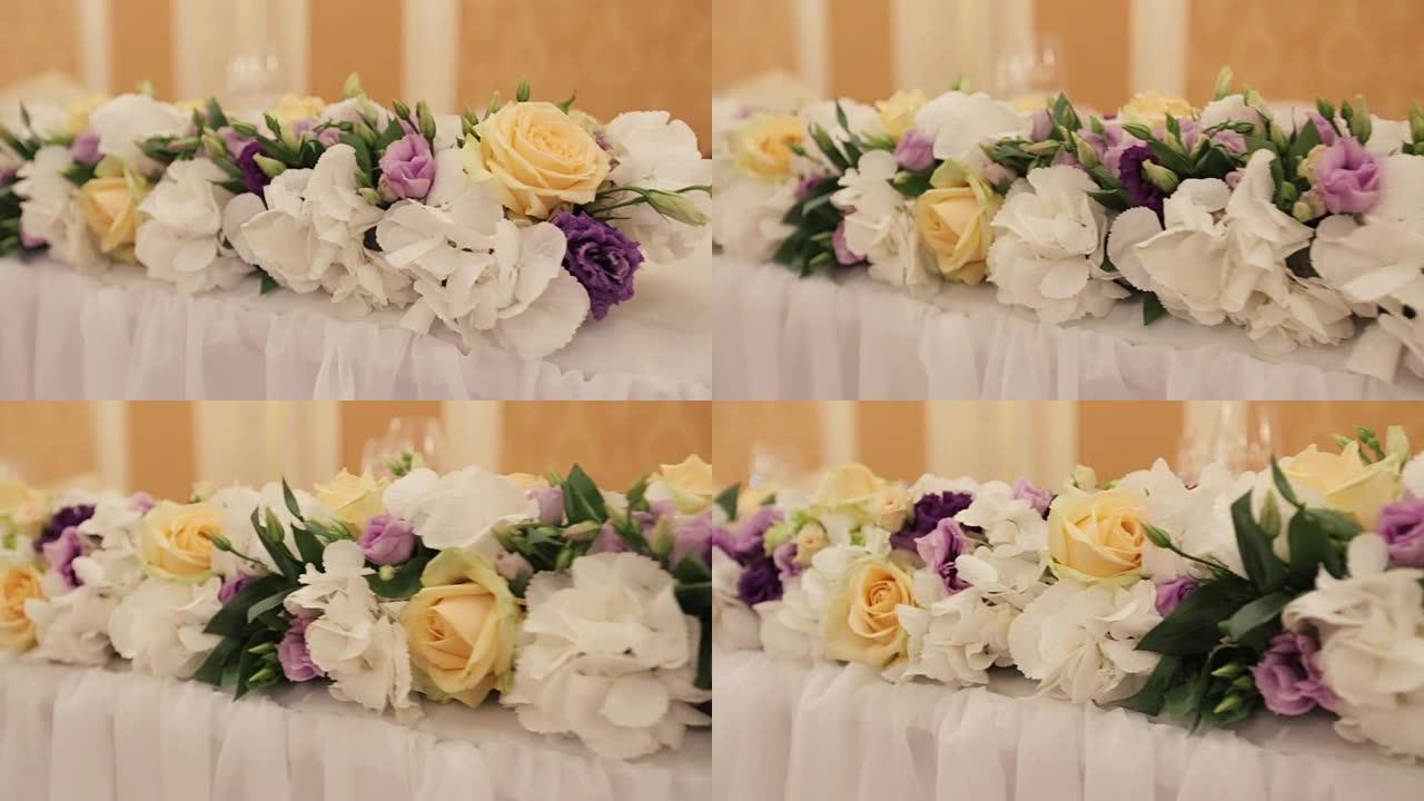 为婚礼庆典设置的桌子漂亮的花装饰